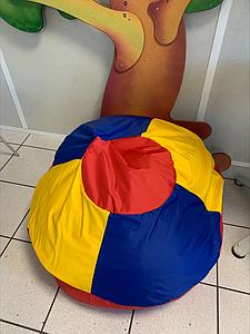 Coussin "macaron" géant moelleux forme macaron tricolore 