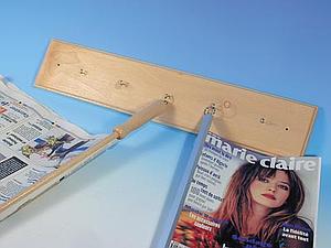 Présentoir mural en bois pour journaux