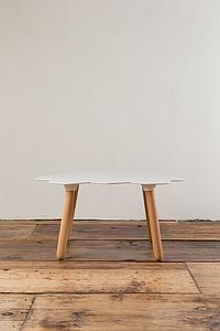 Table basse design et originale plateau couleur laquée