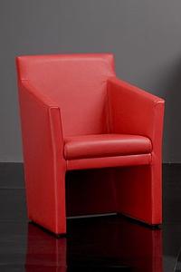 Fauteuil enveloppant aux lignes droites