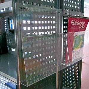 Présentoir plexi pour accrochage sur côtés d'un rayonnage
