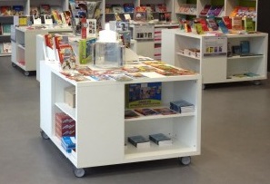 Table à nouveautés forme "cube" mobile, 8 cases vides