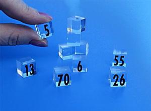 Mini cubes en plexi our signalétique pour vitrine , lot de 25